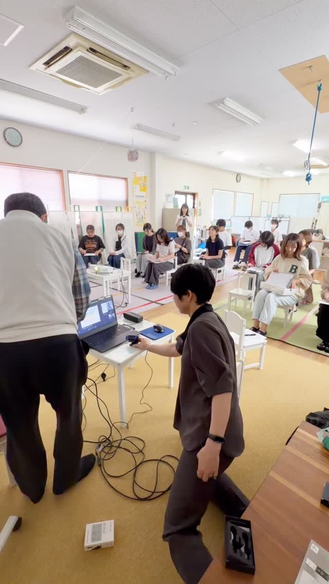 じっと見る力は、育てる力。

多重感覚環境療法の職場研修で、
「反射による視線の固定」について学びました。

乳幼児期の見る力は、まだ発達途中。
でも、頭が動いたときに目が反射的に調整されることで、
視線は少しずつ安定していきます。

この力は、
黒板の中から必要な場所を見つける力、
文字を一行ずつ目で追う力、
運動しながら周りを見る力にもつながります。

私たちが大切にしているのは、
「できない」の前に、
その子の身体や感覚の土台を見ること。

学びや行動の背景には、
目・耳・身体・感覚の発達が関係していることがあります。

トモデココでは、
子どもたちの今の姿を丁寧に見ながら、
楽しい活動の中で発達の土台を育てていきます。
#トモデココ 
#放課後等デイサービス 
#児童発達支援 
#徳島 
#発達支援