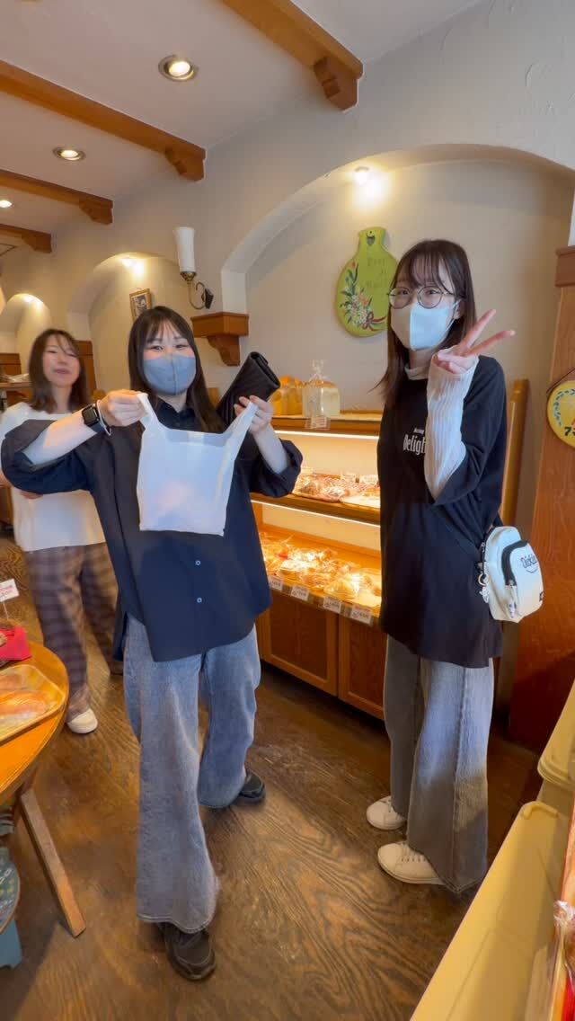 今日のランチは、みんなでパン屋さんへ。

仕事中はそれぞれが真剣に子どもたちと向き合っていますが、
ふとした休憩時間には、こんなゆるい空気もあります。

話しやすい。
笑いやすい。
無理に盛り上げなくても、自然に居られる。

そんな職場の雰囲気を大切にしています。
#トモデココ #児童発達支援 #放課後等デイサービス #求人 #リクルート